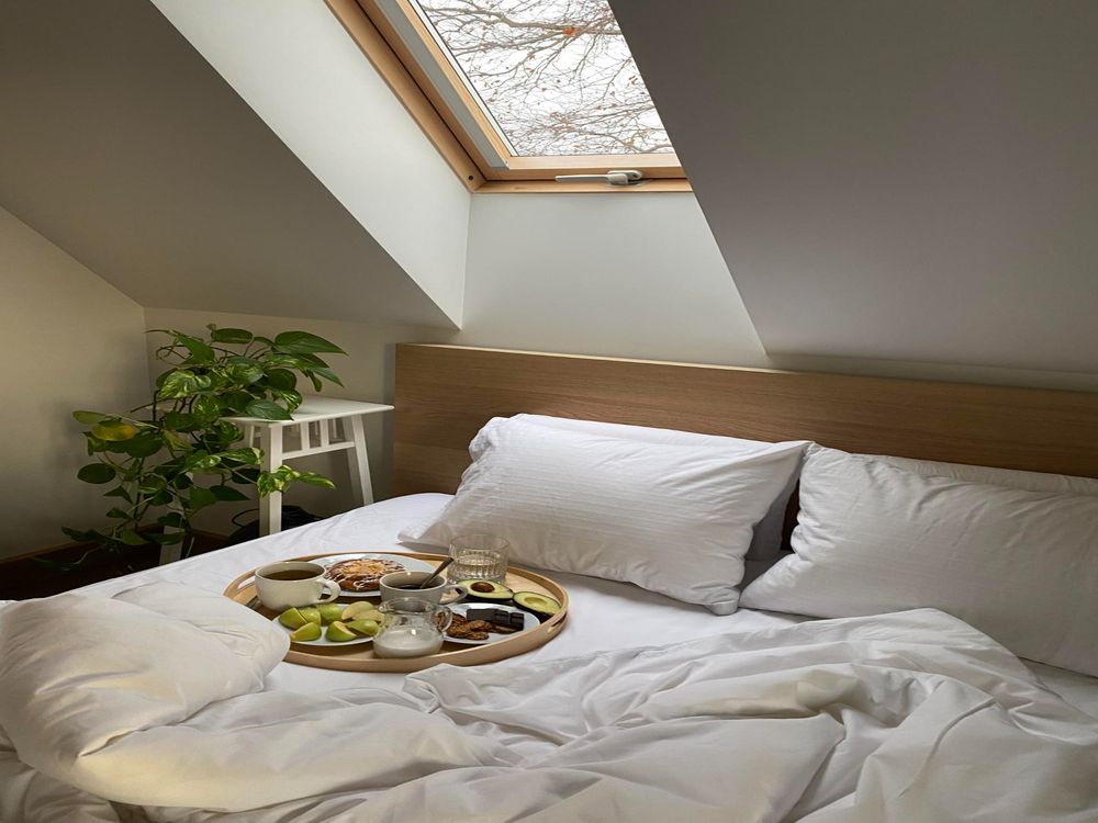 Chambre La Lavande sous les toits, plateau de petit-déjeuner sur le lit