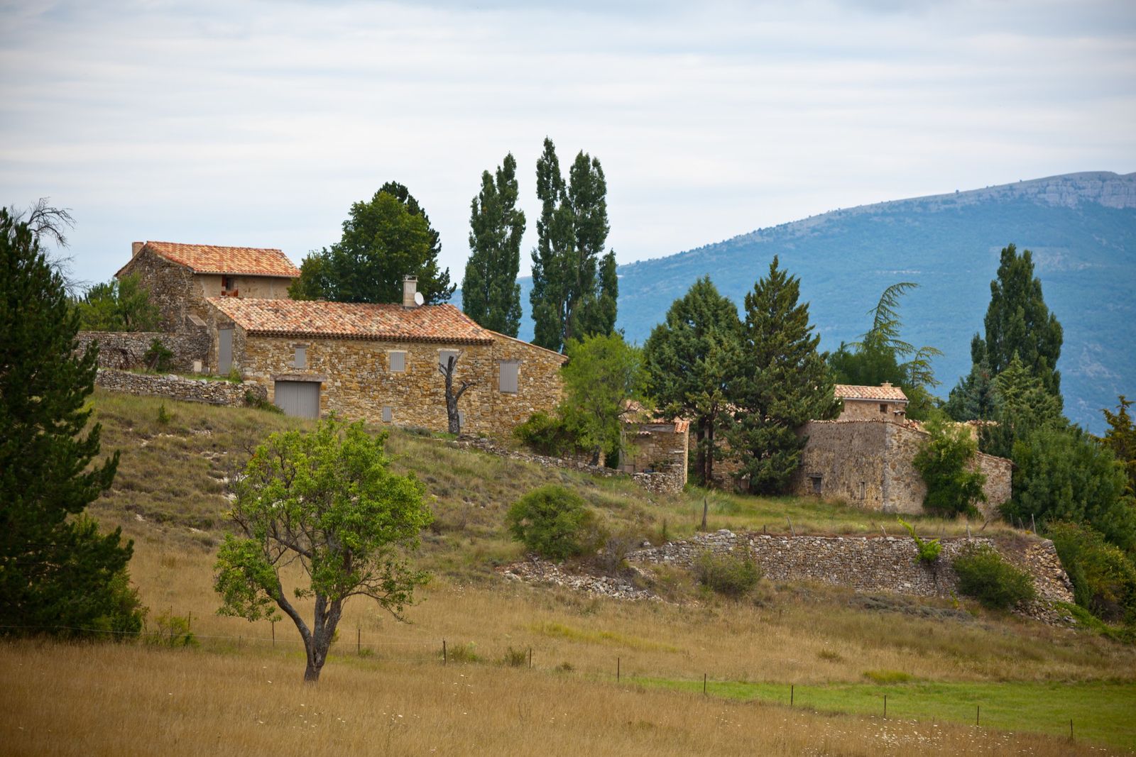 Le gîte La Bergerie, hameau de pierre au pied de la montagne