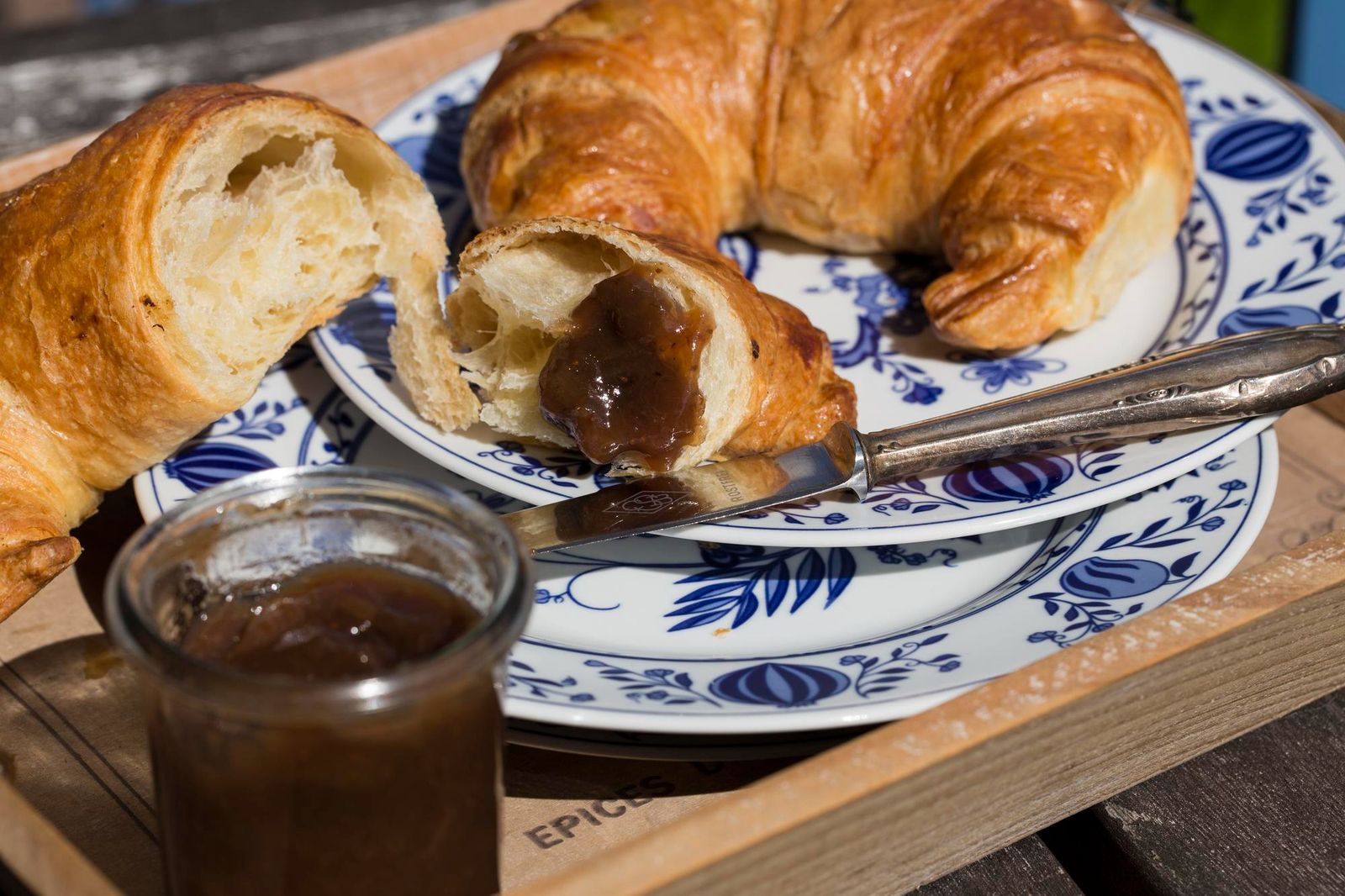 Petit-déjeuner : croissants et confiture maison